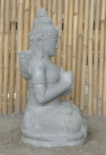 Product image 5 of the product “Seated Dewi Sri, position chakra turning the wheel, 73cm high riverstone grey, model with sativa. There is a stone eye on the left temple. ”
